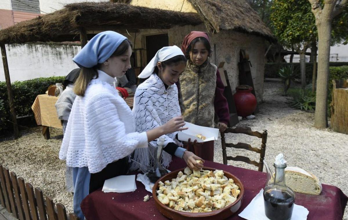 Los más jóvenes aprenden los oficios tradicionales.  | ISRAEL SÁNCHEZ