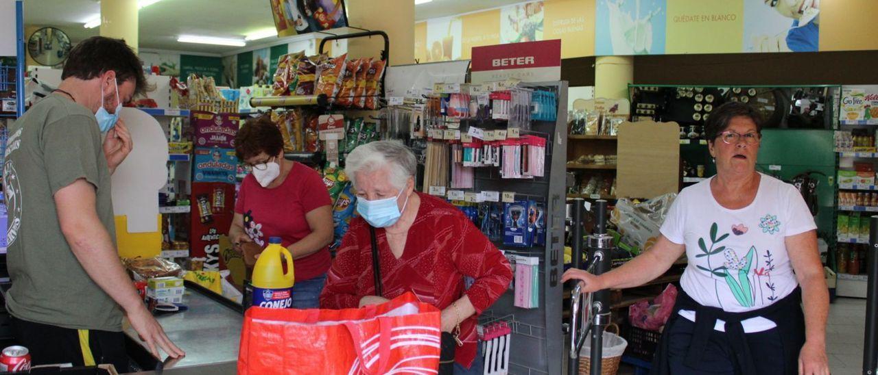 La gente volvía a hacer compras ayer en un pequeño supermercado de Villardeciervos.