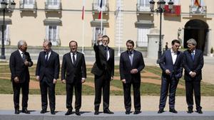 El presidente del Gobierno, Mariano Rajoy, posa con los mandatarios de Francia, Italia, Grecia, Portugal, Chipre y Malta, en los jardines del Palacio del Pardo para la foto de familia de la tercera cumbre de los países del sur de la Unión Europea.