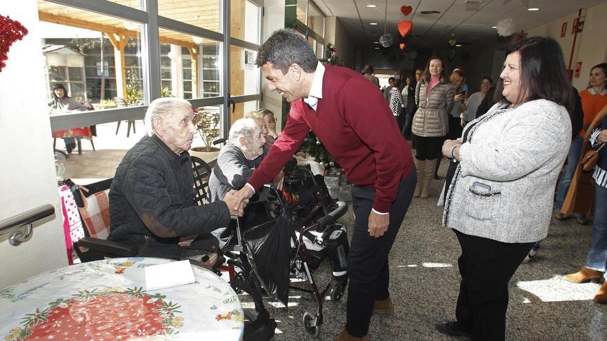 Carlos Mazón visita una residencia de personas mayores para felicitar la Nochebuena y Navidad