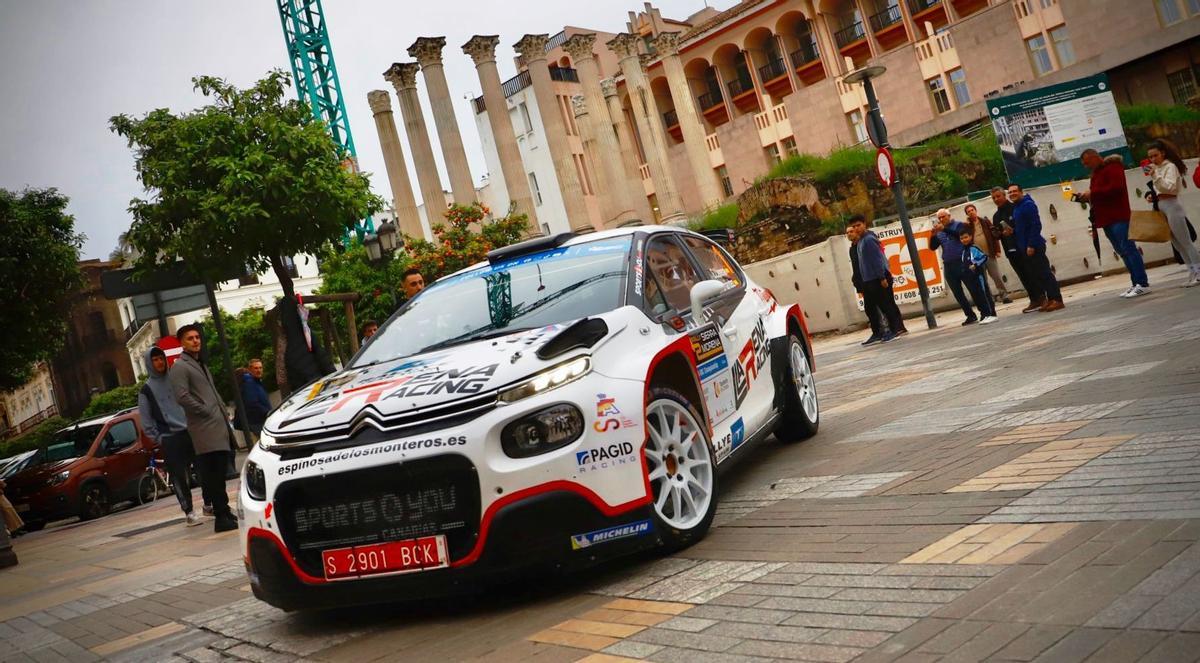 Uno de los coches participantes, junto al Templo Romano.