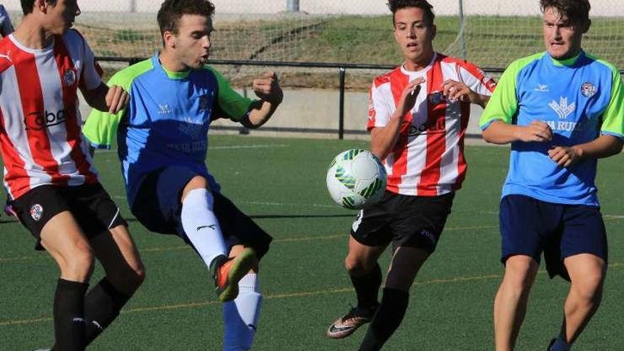 Jugadores de ambos equipos pelean por el esférico.