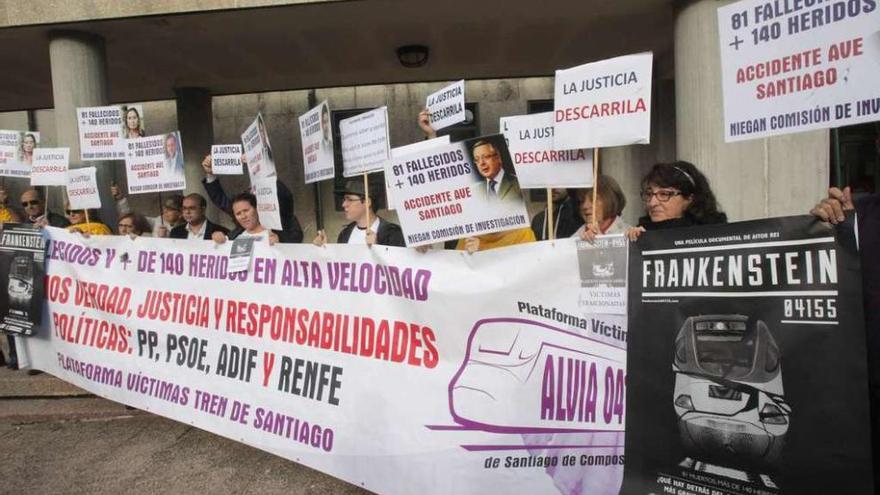 Víctimas de Angrois durante una protesta en Santiago.