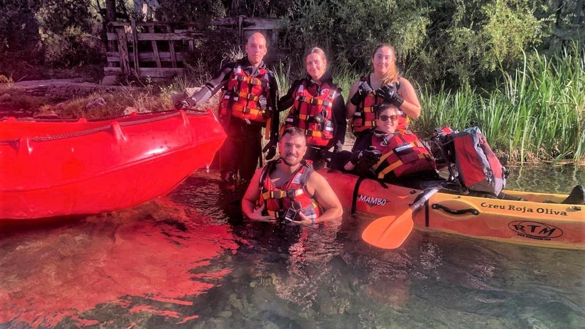 Voluntarios de la Creu Roja que participaron en la limpieza del río