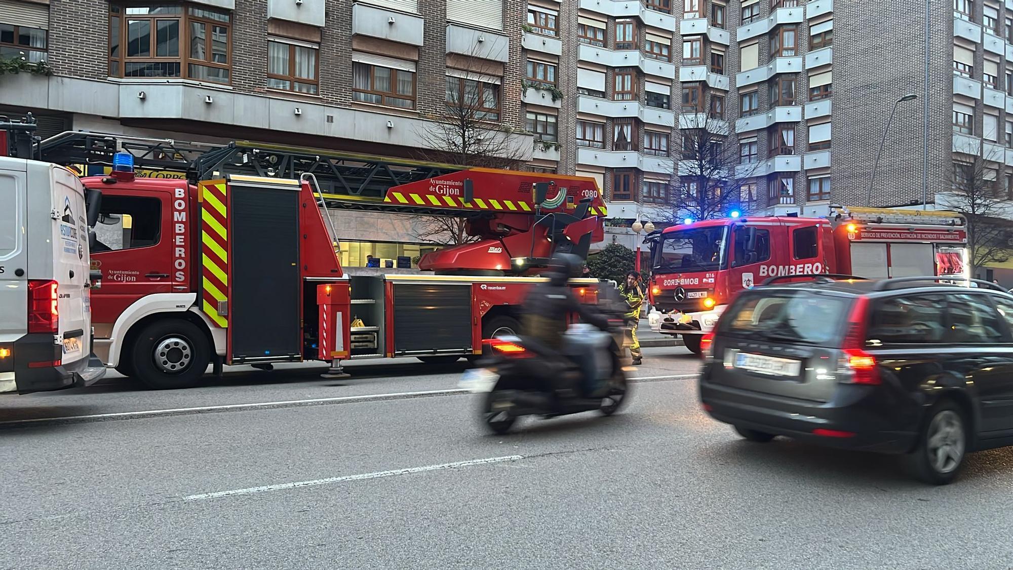 Así fue el espectacular incendio en un piso de Gijón (en imágenes)