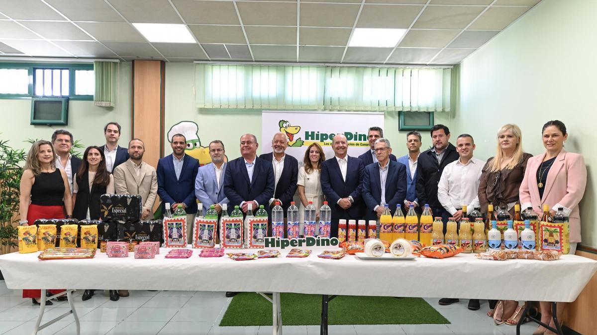 Representantes de las 16 empresas que participan en la iniciativa “Desde Canarias, mirando al futuro” junto con altos cargos de la cadena.