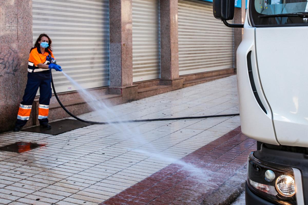 Baldeo exprés en Alicante para limpiar la lluvia de barro Baldeo exprés en Alicante para limpiar la lluvia de barro