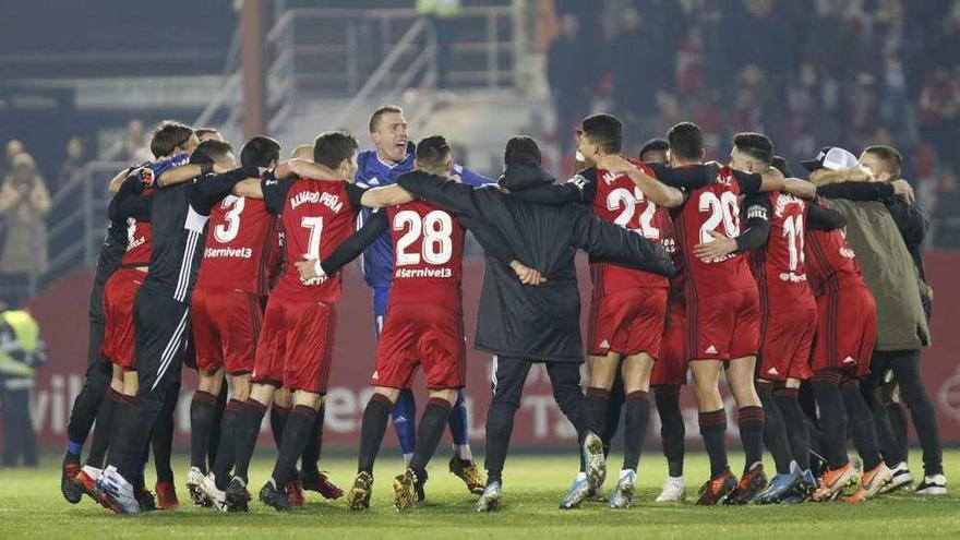 Jugadores y técnicos del Mirandés celebran la clasificación para semifinales. // Efe