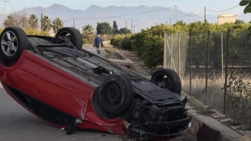 Imagen del estado en el que quedó el turismo volcado en el camí Caminàs.