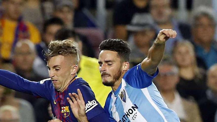 Messi, de espaldas, se abraza a Digne, ayer tras el primer gol del Barça.