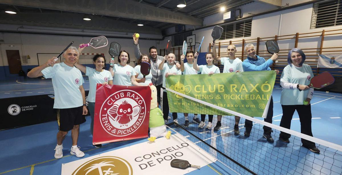 Los miembros del Club de Tenis de Raxó. | GUSTAVO SANTOS