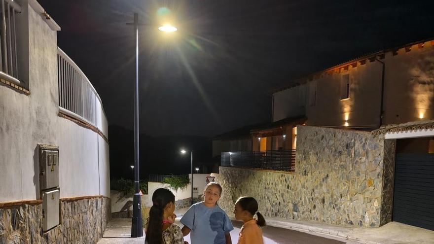La urbanización de l’Énova estrena vida de barrio y ‘nits a la fresca’ en su primera noche con luz
