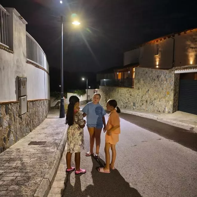La urbanización de l’Énova estrena vida de barrio y ‘nits a la fresca’ en su primera noche con luz
