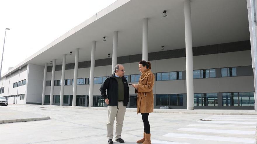 El concejal de Obras, Fernando Corrales, y la alcaldesa de Ronda, Maripaz Fernández ante el hospital.