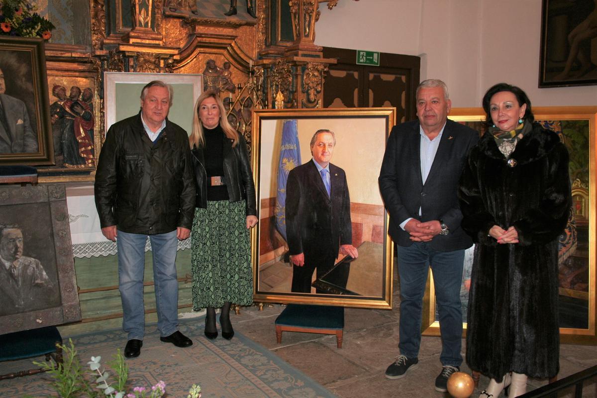 Cristóbal Alcolea, presidente de Honor del Paso Azul, cedía su retrato que pintaba José López Gimeno.