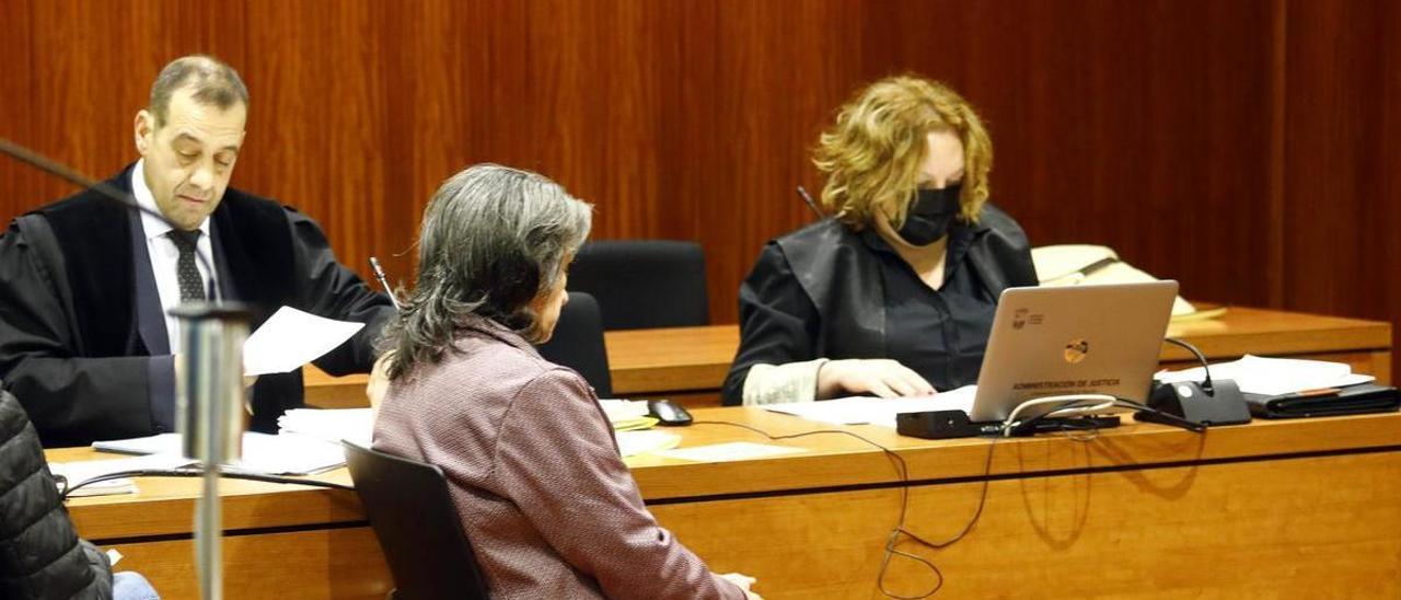 Mari Carmen, en el banquillo de la Audiencia Provincial de Zaragoza, junto a su abogado, José María Pedregal.