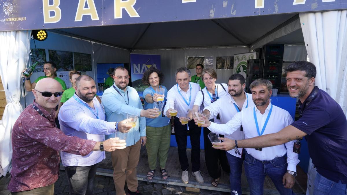 En la imagen (de izqda. a dcha.): El vicepresidente del Festival, Fãnch Oyaux; el alcalde de Sariego, Saúl Bastián Montequín; el presidente del Principado, Adrián Barbón; la consejera de Cultura, Berta Piñán; el alcalde de nava, Juan Cañal; la alcaldesa de Colunga, Sandra Cuesta, el alcalde de Bimenes, Aitor García; el alcalde de Cabranes, Gerardo Fabián Fernández. y el delegado de Asturias en el Festival, Iñaki Sánchez Santianes.