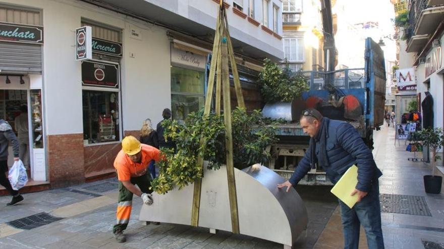 Colocación de los maceteros metálicos que bloquean el acceso a vehículos al Centro.