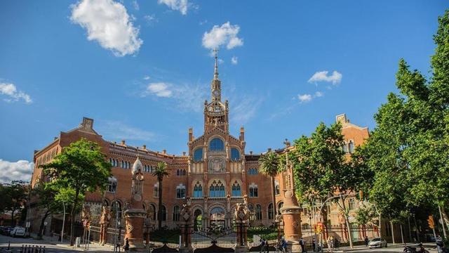 Façana del recinte modernista de l’Hospital de la Santa Creu i Sant Pau, a Barcelona.