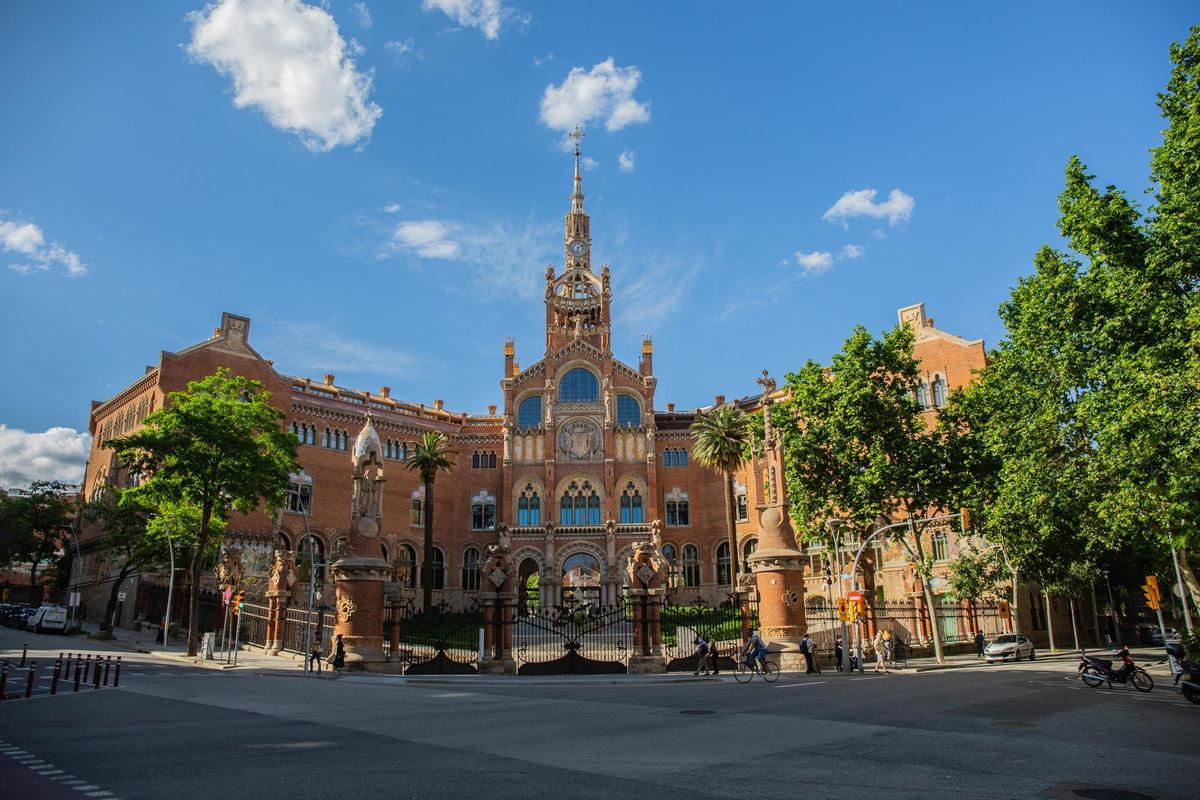 Fachada del recinto modernista del Hospital de la Santa Creu i Sant Pau, en Barcelona.