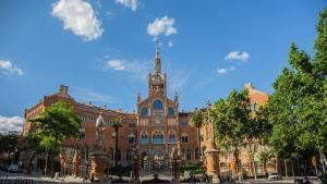 Fachada del recinto modernista del Hospital de la Santa Creu i Sant Pau, en Barcelona.