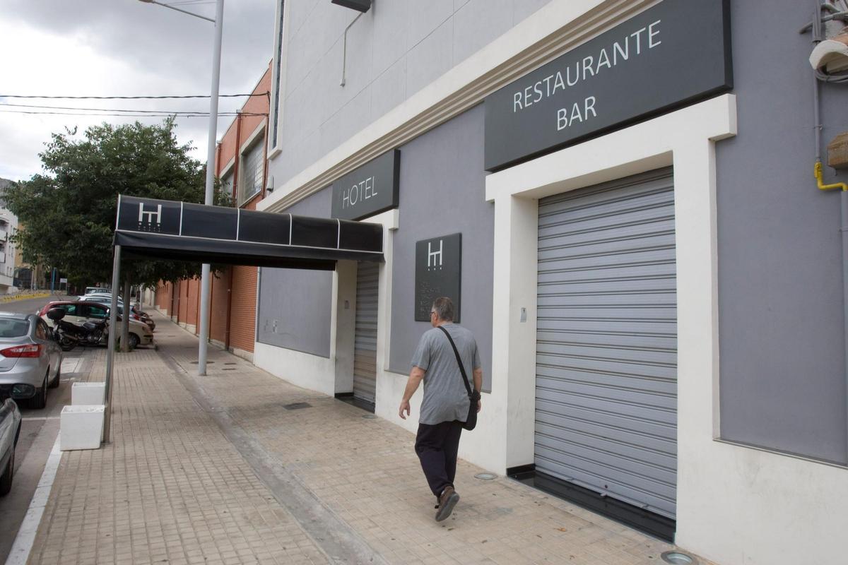 Un hombre pasa por delante del hotel Murta de Xàtiva, en una imagen de archivo.