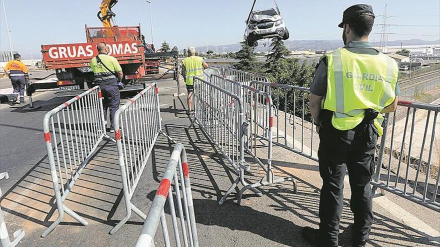 Cae con su coche a la vía del tren desde el Escaléxtric de Almassora