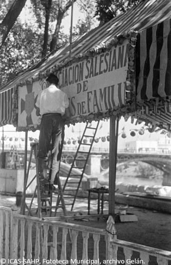 Montaje de la caseta de la Asociación de Padres de Familia. (1969)