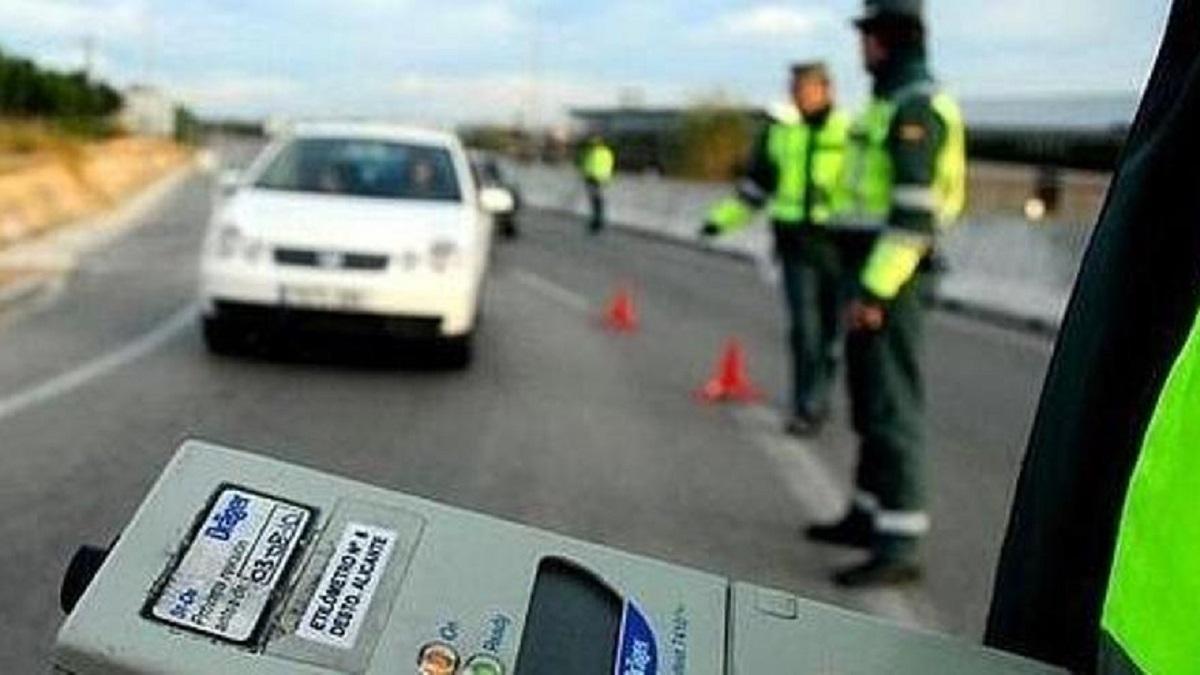 Imagen de archivo de un control de alcoholemia de la Guardia Civil.