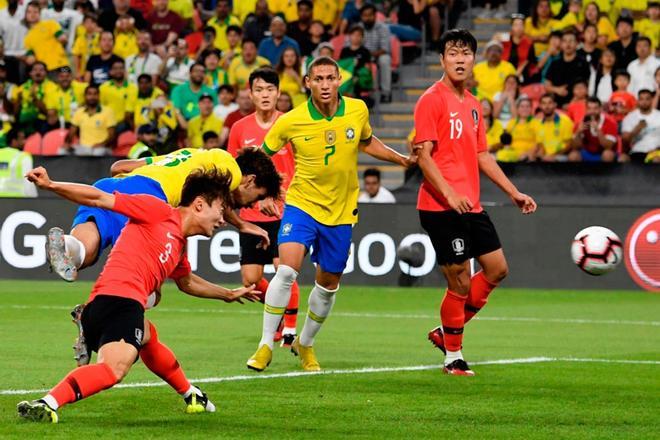 Lucas Paqueta remata de cabeza para marcar un gol durante el partido amistoso que ha enfrentado a las seleccions de Brasil y de Corea del Sur en el Estadio Mohammed Bin Zayed en Abu Dhabi.