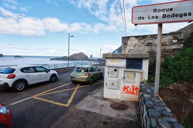 Falta de aparcamiento en las playas de Roque de las Bodegas y Almáciga, en Anaga