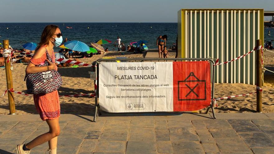 Una platja tancada per excés d&#039;aforament a la ciutat de Barcelona