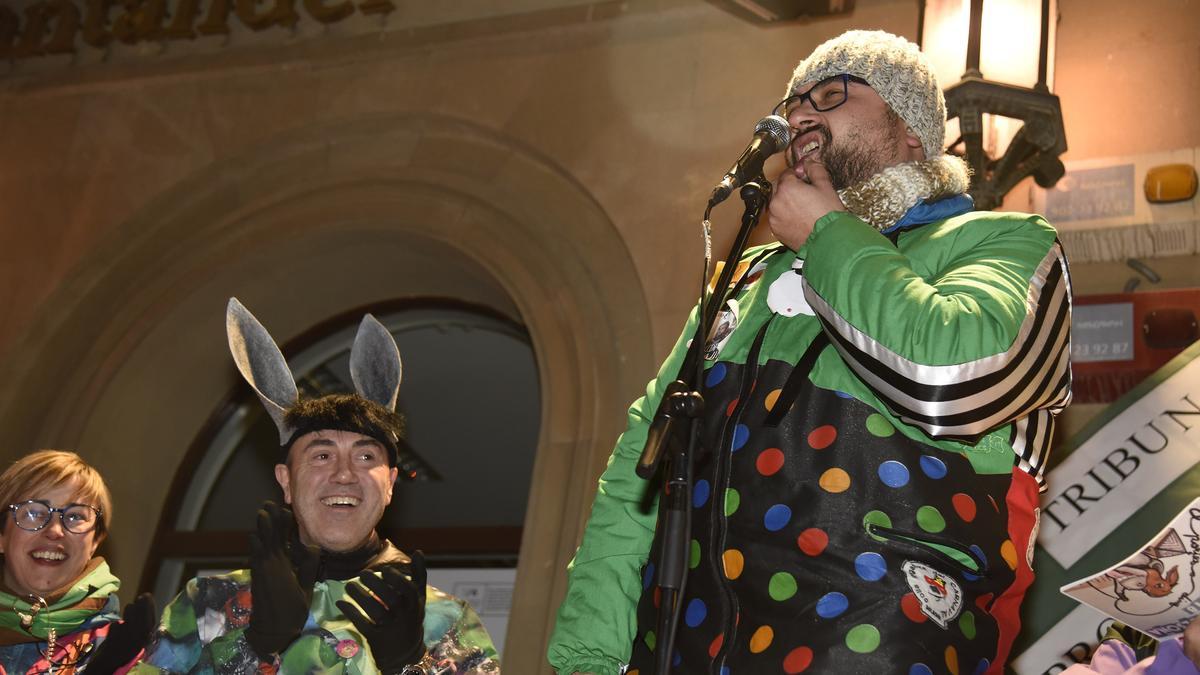 El solsoní Marc Arnau imitant el bram del ruc al costat de Tomàs Molina, Mata-ruc d'Honor en l'edició del Carnaval de l'any 2018