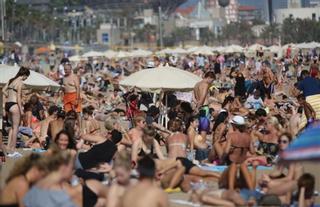 Como sardinas en las playas de Barcelona