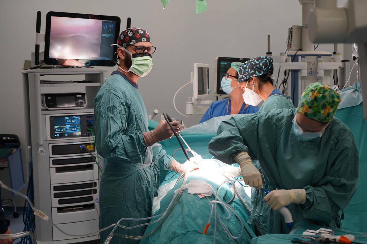 Vall d’Hebron trasplante el primer pulmón robótico del mundo