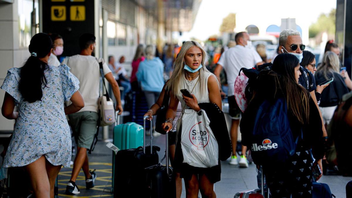 Turistas en el aeropuerto de Eivissa esta temporada. | TONI ESCOBAR