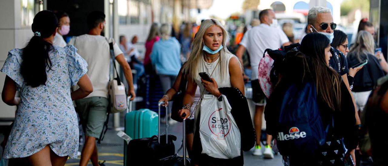 Turistas en el aeropuerto de Eivissa esta temporada. | TONI ESCOBAR