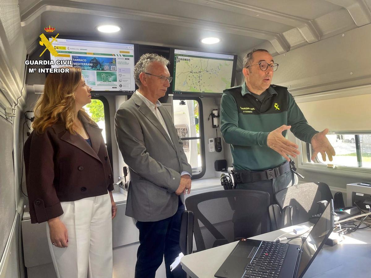 De izquierda a derecha, la alcaldesa de Hernán Cortés, Judit Olivares; el delegado del Gobierno, José Luis Quintana; y el general jefe de la Zona en Extremadura, Andrés Velarde, en el interior de la oficina móvil.