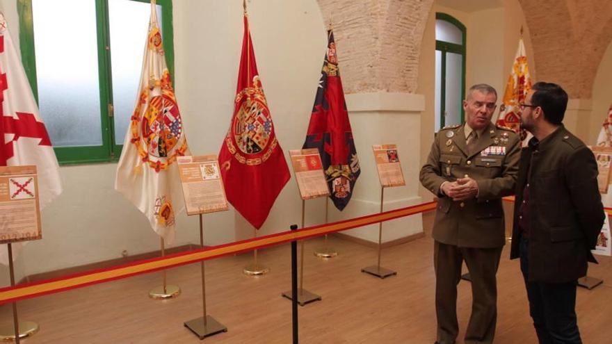 Colección de banderas en el Parque de Artillería