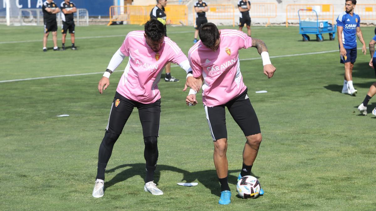 Cristian Álvarez y Ratón pugnan en un entrenamiento de la pasada temporada en el Real Zaragoza.