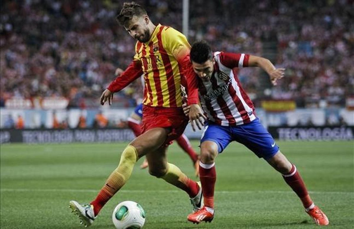 Piqué i Villa lluiten per una pilota en el partit d’anada de la Supercopa. Piqué i Villa lluiten per una pilota en el partit d’anada de la Supercopa.
