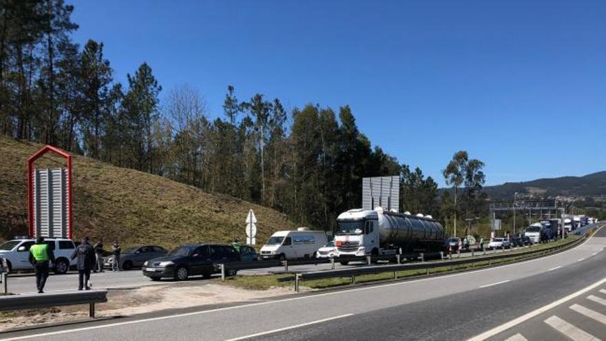 El cierre de la frontera con Portugal genera largas colas