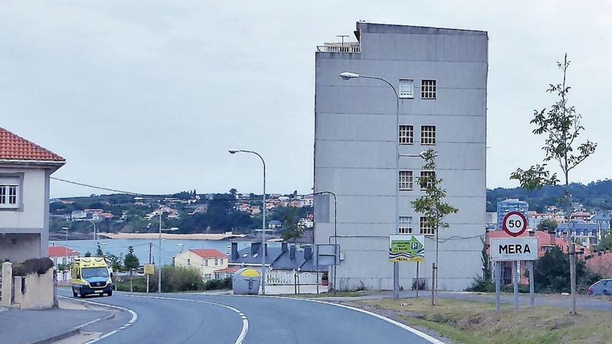 Edificio a la entrada de Mera que se prevé expropiar y demoler por su impacto visual. |   // I. R.