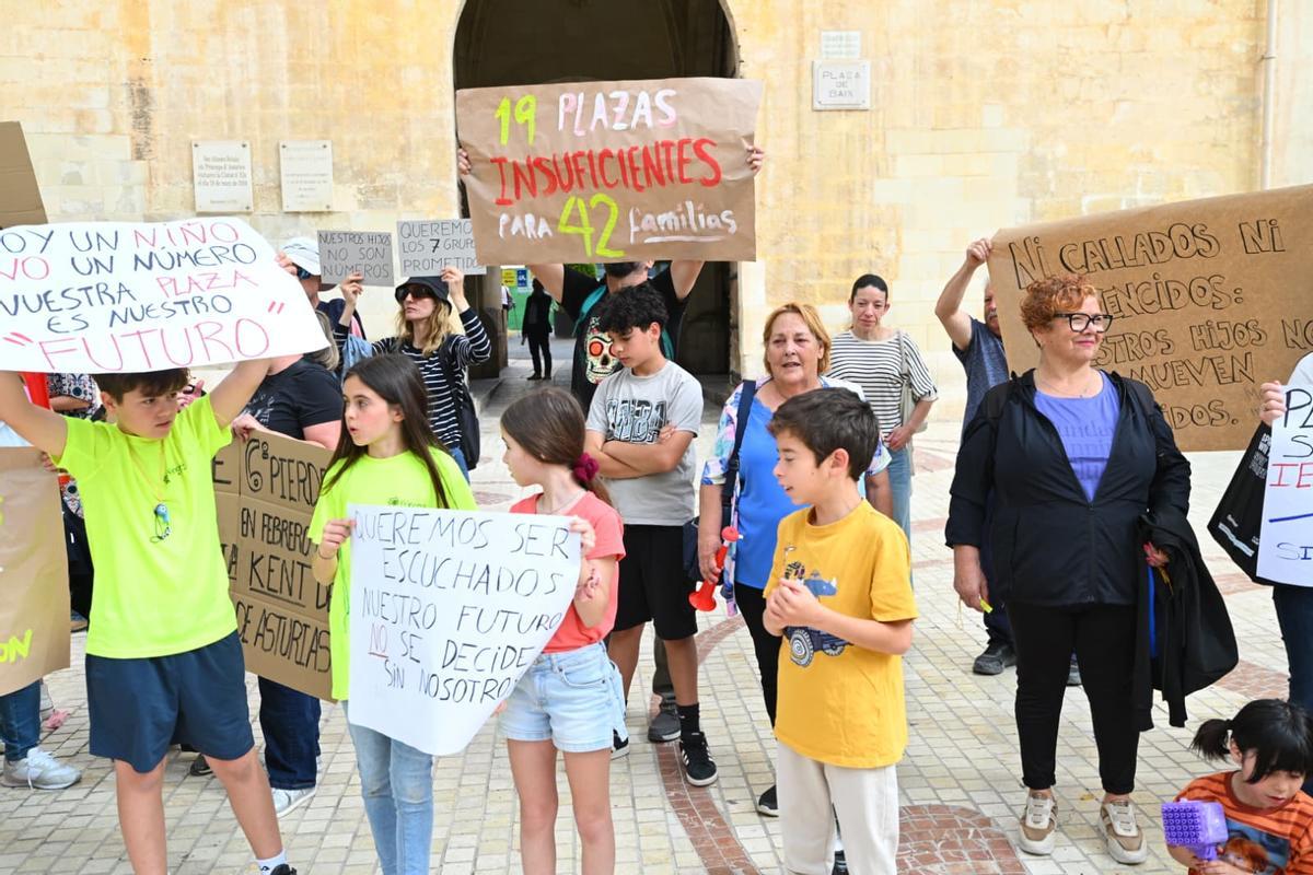 Alumnos del Princesa de Asturias acompañaron a sus padres en la reivindicación ante el Ayuntamiento de Elche