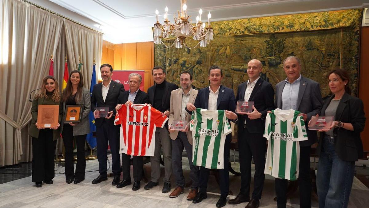 Recepción en el Ayuntamiento de Córdoba, con la presencia de representantes de LaLiga, el Córdoba, el Sporting y Aficiones Unidas.