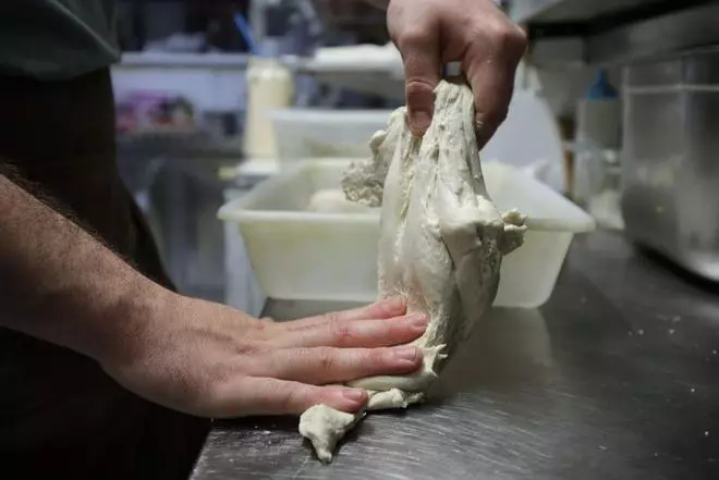 Así se elaboran las pizzas en la emblemática Pizzería Bruno del barrio de Torrero de Zaragoza