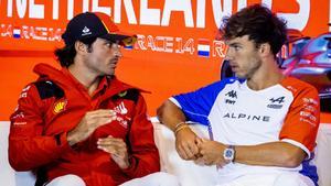 Carlos Sainz y Pierre Gasly en una rueda de prensa