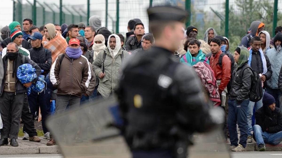 Inmigrantes y refugiados en el campo de Calais.