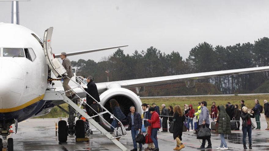 Un vuelo de Ryanair parte desde Peinador, en Vigo // J.Lores