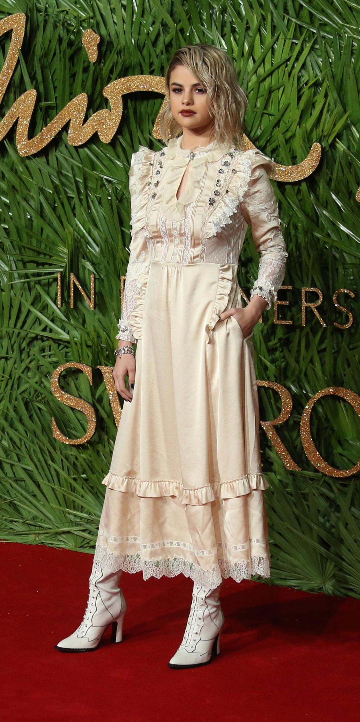 Selena Gomez en la alfombra roja de los Fashion Awards 2017